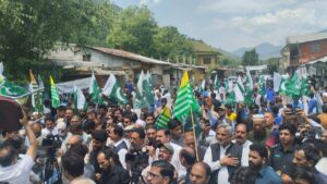 چکوٹھی میں پاکستان اور آزاد کشمیر کے پرچموں کی بہار